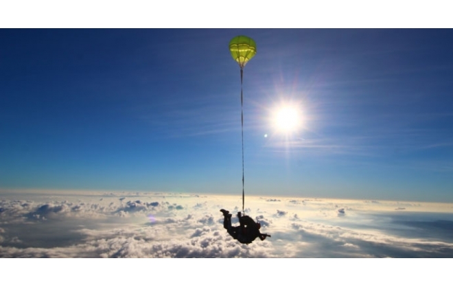 Saut en parachute sur la Côte d'Azur : une vue unique