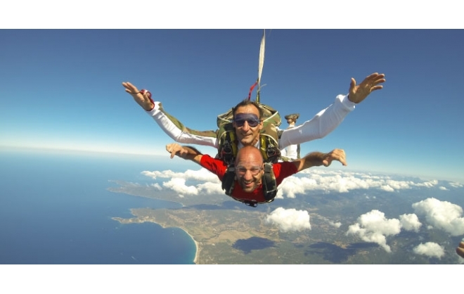 Qui peut faire un saut en parachute au Luc-en-Provence ?