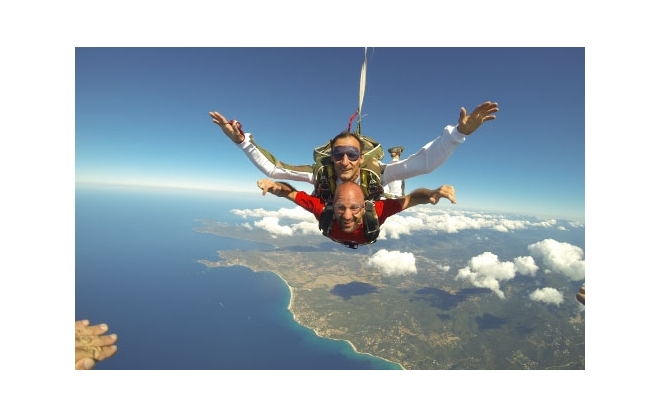 Qui peut faire un saut en parachute au Luc-en-Provence ?