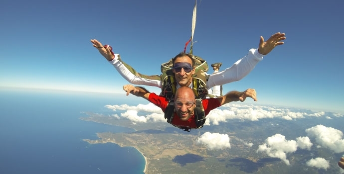 Qui peut faire un saut en parachute au Luc-en-Provence ?